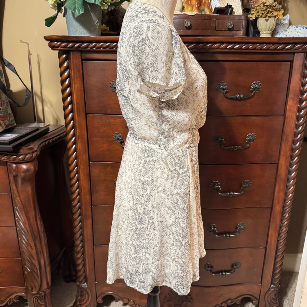 🎉😀CLEARANCE SALE😀🎉ABERCROMBIE & FITCH Snake Print Mini Wrap Dress Sz. S - Picture 4 of 10